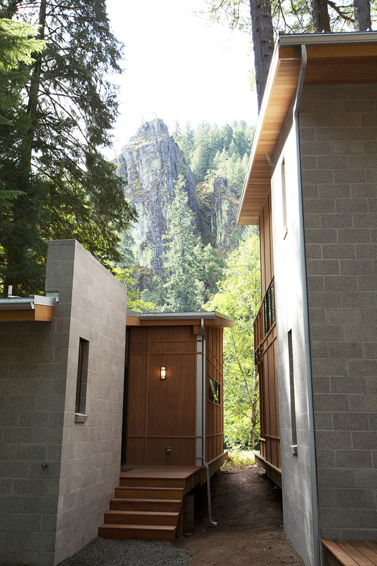 EAGLE-ROCK_EXTERIOR-VIEW_SMALL