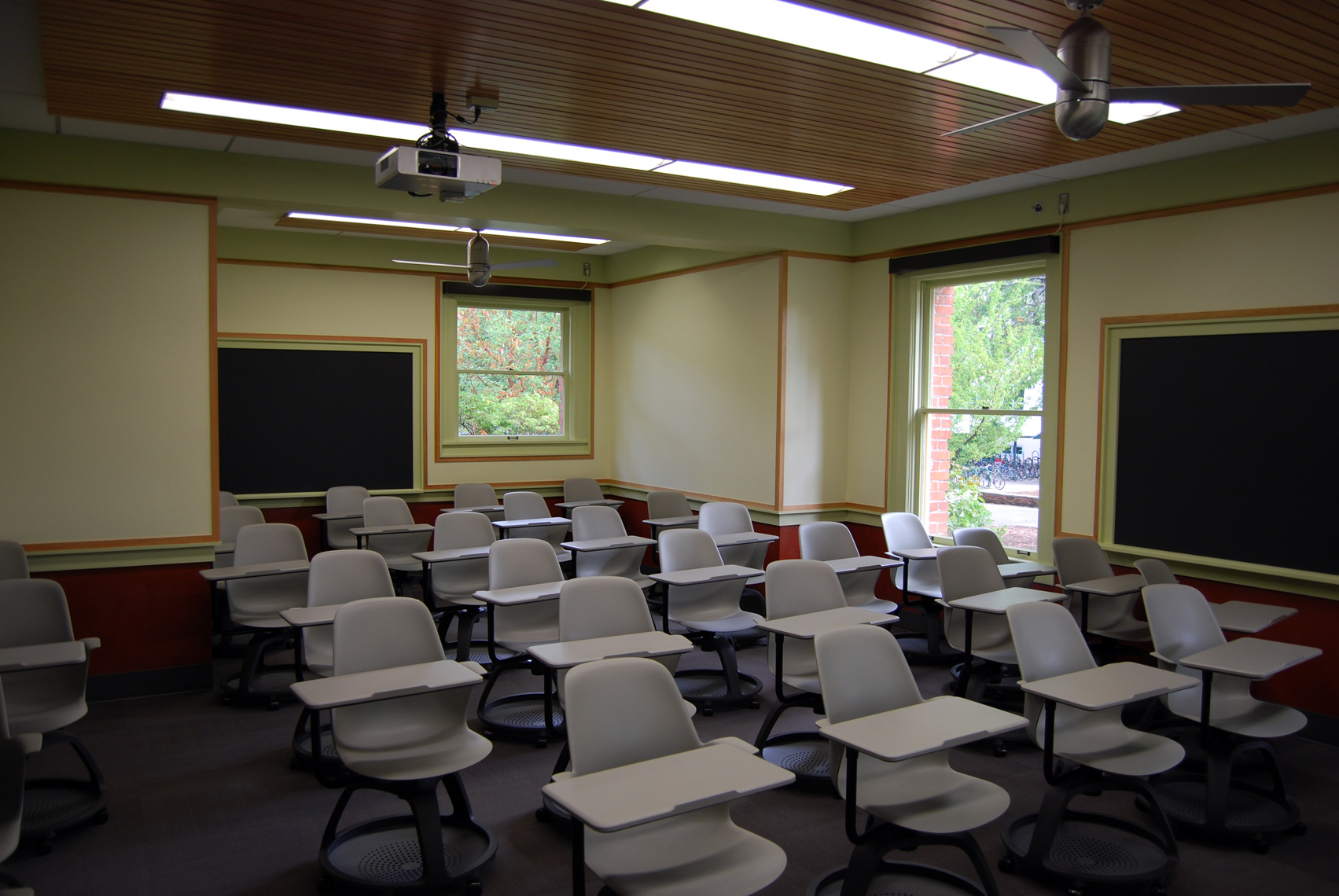 UOFRIEND_INST_CLASSROOM4_SMALL